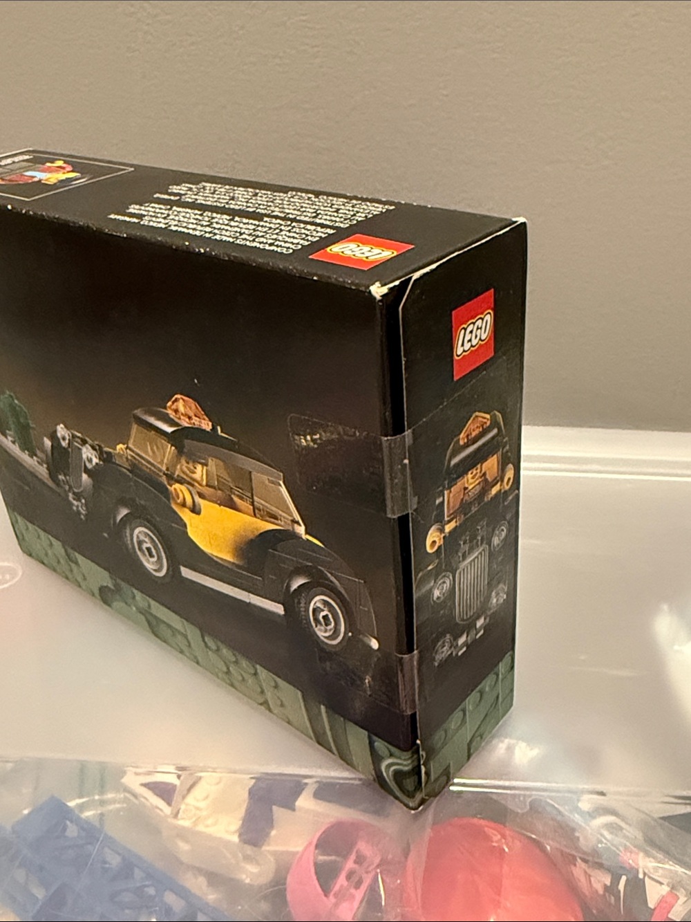 LEGO Vintage Taxi Building Set - 40532 - Picture 4 of 5